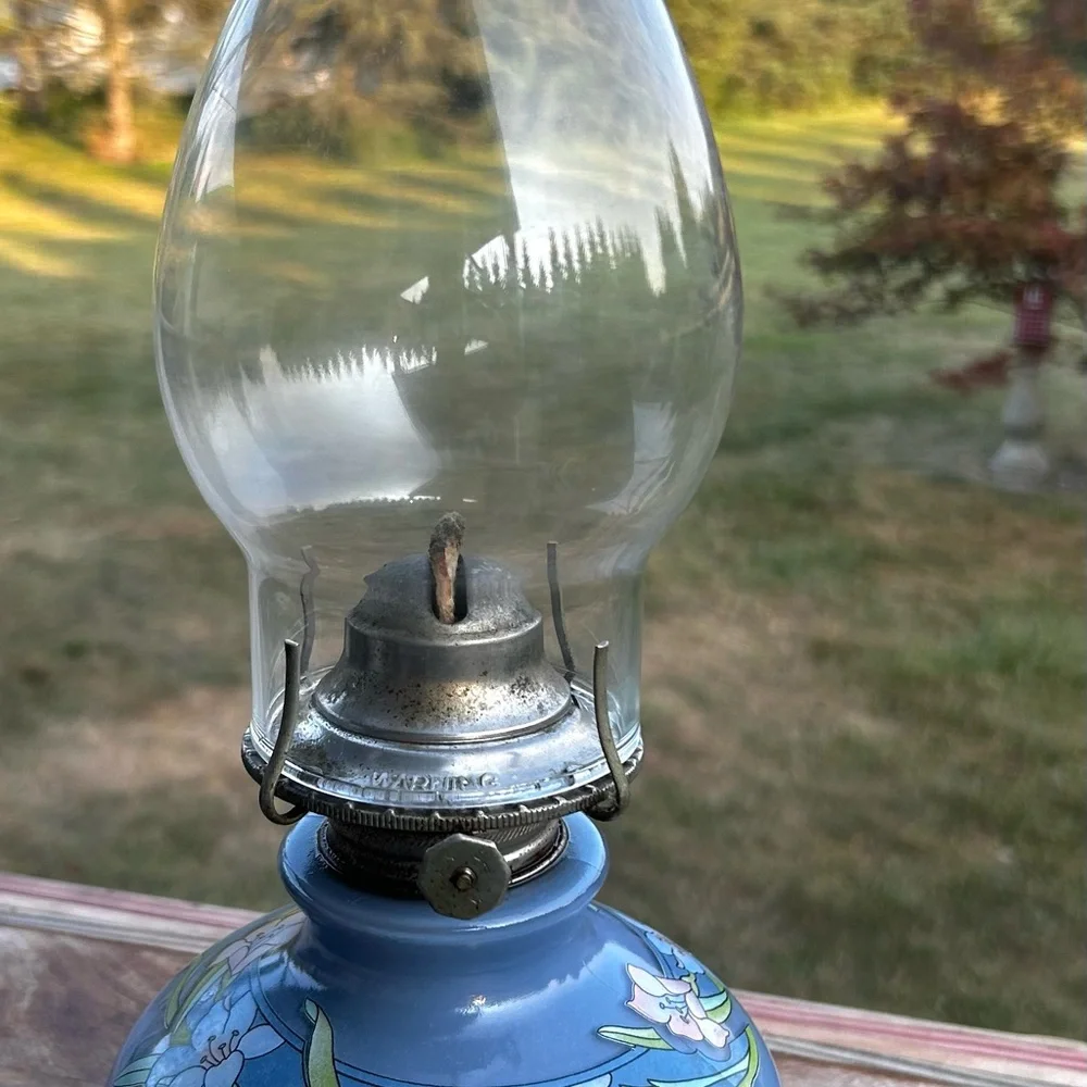 Vintage 1980 Kaadan Limited Blue Day Lily Flower Oil Parafin Lamp w/ Glass Globe
